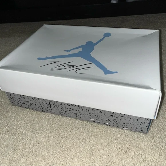 Air Jordan 4 Retro “University Blue”
